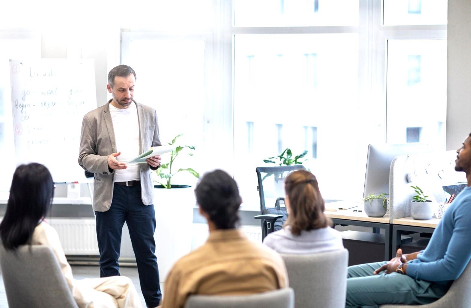 Tým analytiků helioxandura při práci na srovnávací analýze českých firem