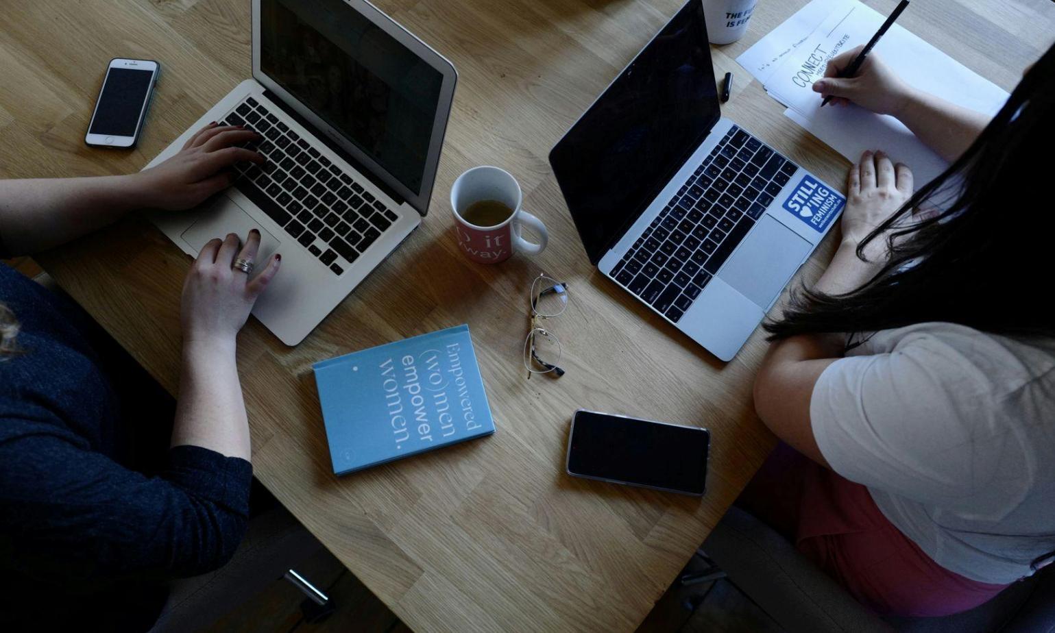 Finanční dokumenty a kalkulačka na pracovním stole